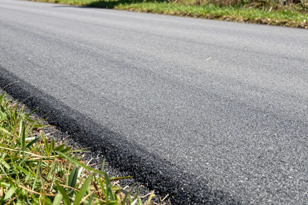 Gros plan d’un revêtement bicouche gravillonné